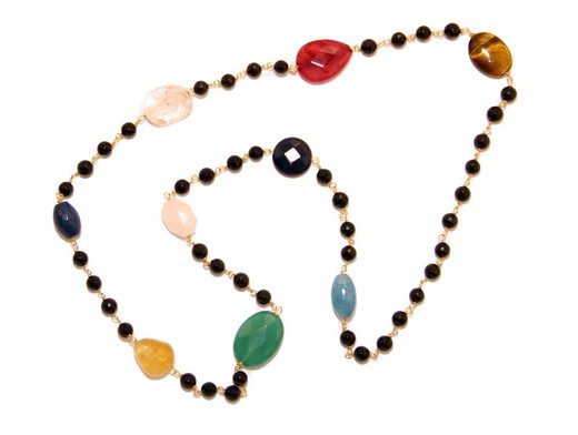 Onyx necklace with varied stones. Gilded silver.
