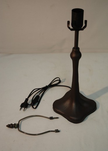 Larger desktop installation 32B with form. 1 lamp holder recommended for lampshades with a diameter of 30cm