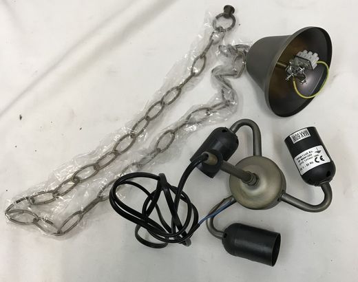 Ceiling pendant with chain and cast iron decoration with Tiffany lampshade