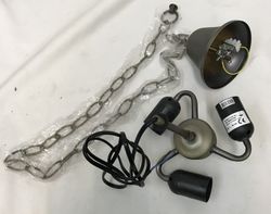 Deckenanhänger mit Kette und Dekoration aus Gusseisen mit Tiffany-Lampenschirm