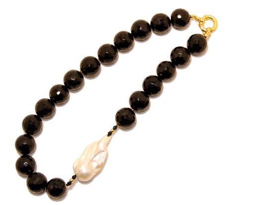 Onyx and pearl necklace. Gilded silver.