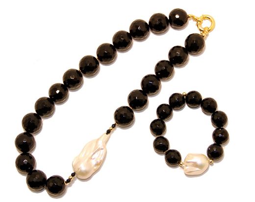 Onyx and pearl necklace and bracelet set. Gilded silver.