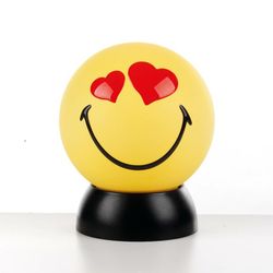 Smiley gelbes smileygesicht mit Herzen