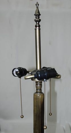 3-light E27 tree floor lamp installation with ON/OFF chain. It also has a foot switch.