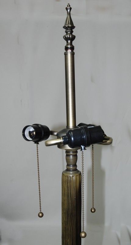 3-light E27 tree floor lamp installation with ON/OFF chain. It also has a foot switch.