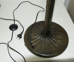 3-light E27 tree floor lamp installation with ON/OFF chain. It also has a foot switch.
