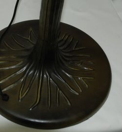 3-light E27 tree floor lamp installation with ON/OFF chain. It also has a foot switch.