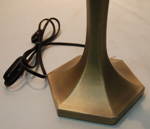 Instalación sobremesa forma pentágono 1 luz para pantalla diámetro 20cm