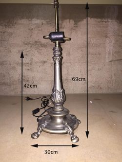 Instalación sobremesa mayor con 4 apoyos 2 luces E27 para pantalla mínimo diámetro 40cm