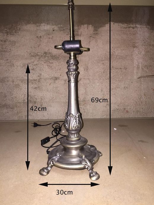 Instalación sobremesa mayor con 4 apoyos 2 luces E27 para pantalla mínimo diámetro 40cm