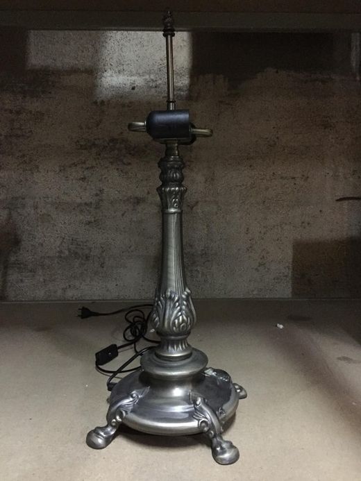 Instalación sobremesa mayor con 4 apoyos 2 luces E27 para pantalla mínimo diámetro 40cm