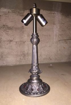 Instalación sobremesa mayor con cristales rojos incrustados 2 luces para pantalla mínimo diámetro 40cm