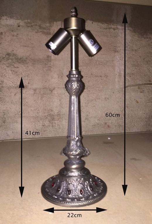 Instalación sobremesa mayor con cristales rojos incrustados 2 luces para pantalla mínimo diámetro 40cm