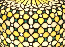 Pendelleuchte mit Tiffany-Ornament Queen-Serie Durchmesser 30 cm Tiffan und Licht