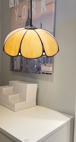 Lampada a sospensione con cavo nero Serie Tiffany Virginia Diametro 30cm di "Tiffan e Luce"