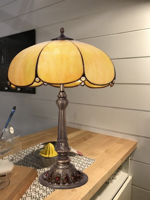 Lampe de table Tiffany avec socle en perles de verre Série Virginia diamètre 45cm de "Tiffan et lumière"