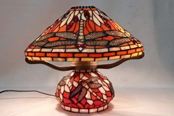 Lampe de table Tiffany avec base lumineuse rouge