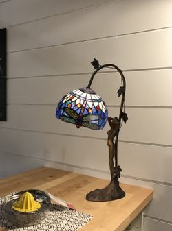 Tischlampe mit Frau Serie Belle Epoque Tiffan und Licht