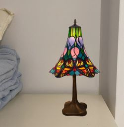 Tischleuchte Butterfly-Serie mit Eisensockel, 25cm Durchmesser Lampenschirm von „Tiffan and Light“