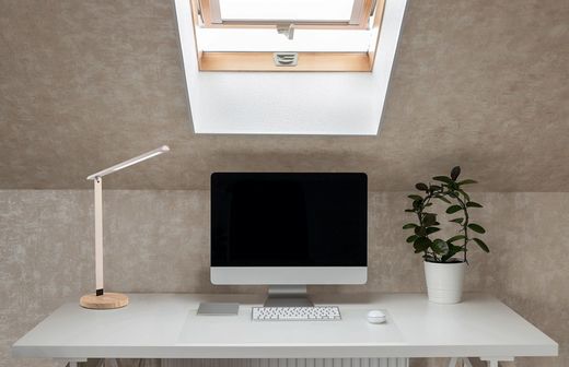 Mobile flexo lamp with wooden base