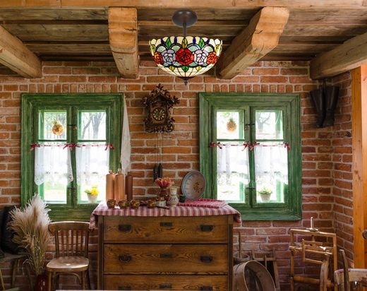 Plafón bajo de techo con pantalla Tiffany, luz indirecta