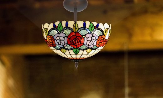 Plafón bajo de techo con pantalla Tiffany, luz indirecta