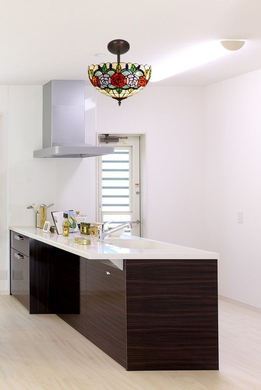 Plafón bajo de techo con pantalla Tiffany, luz indirecta