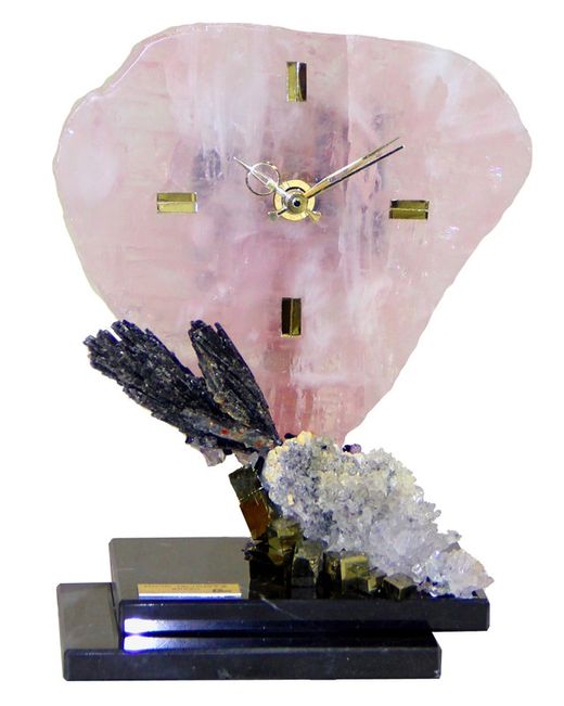 Reloj cuarzo rosa sobre base de marmol
