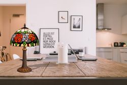 Tischlampe mit Foma-Sockel und Tiffany-Lampenschirm Rosy Series Durchmesser 20 cm