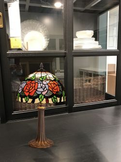 Tischlampe mit Foma-Sockel und Tiffany-Lampenschirm Rosy Series Durchmesser 20 cm