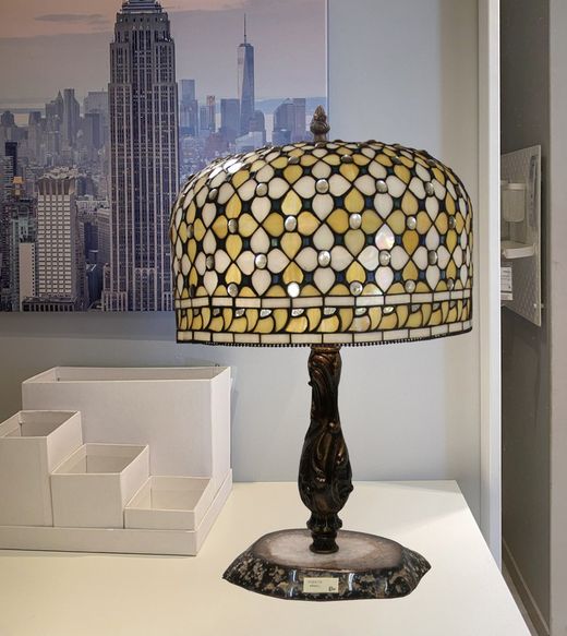 Sobremesa mediano Tiffany diámetro 30cm Serie Queen con base ágata clara de "Tiffan y luz"