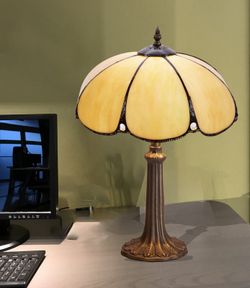 Tiffany medium table lamp diameter 30cm Virginia series of "Tiffan and light"