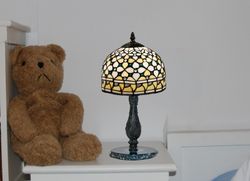 Candeeiro de mesa pequeno com base de ágata azul com abajur Tiffany diâmetro 20cm Série Queen de "Tiffan and light"