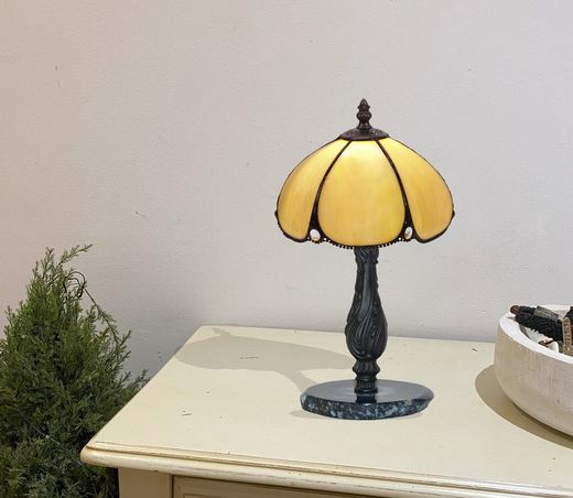 Sobremesa menor con base ágata ázul con pantalla Tiffany diámetro 20cm Serie Virginia de "Tiffan y luz"