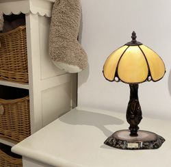 Sobremesa menor con base ágata pantalla Tiffany diámetro 20cm Serie Virginia de "Tiffan y luz"