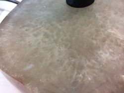 Sobremesa menor con base ágata pantalla Tiffany diámetro 20cm Serie Virginia de "Tiffan y luz"